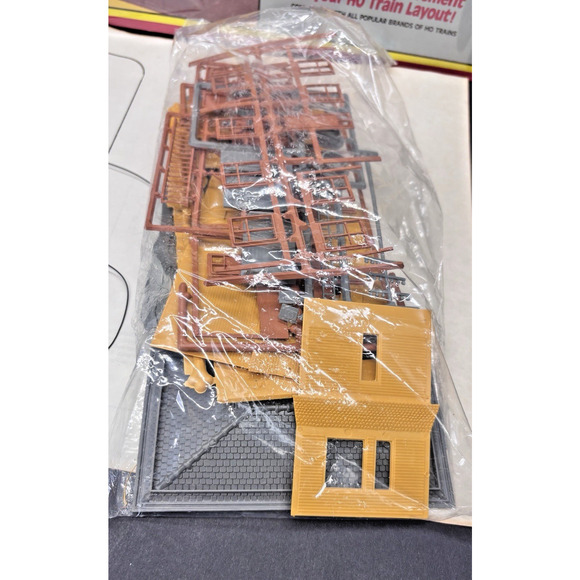 AHM Kit Interlocking Tower Building HO Scale Train Layout #15602 Lighted - Picture 4 of 16